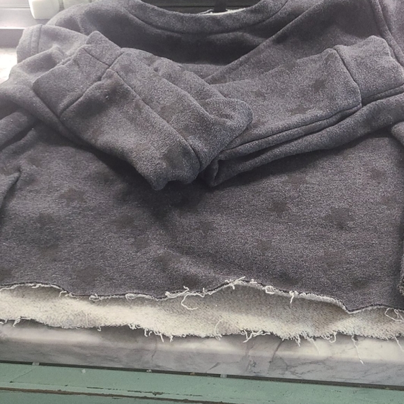 Swetahsirt crop top with stars - Picture 2 of 4